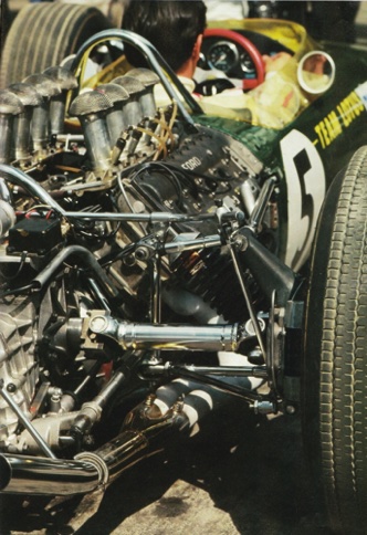 Le V8 Ford Cosworth boulonné directement sur la châssis de la Lotus 49